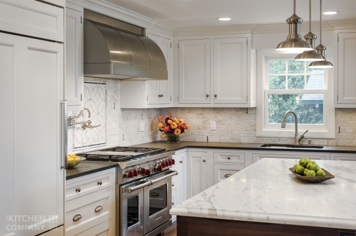 traditional kitchen with tile backsplash